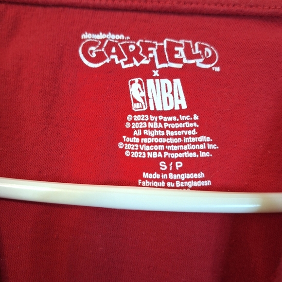 Nickelodeon Garfield x NBA small red Chicago Bulls shortsleeve crop top - Picture 3 of 4
